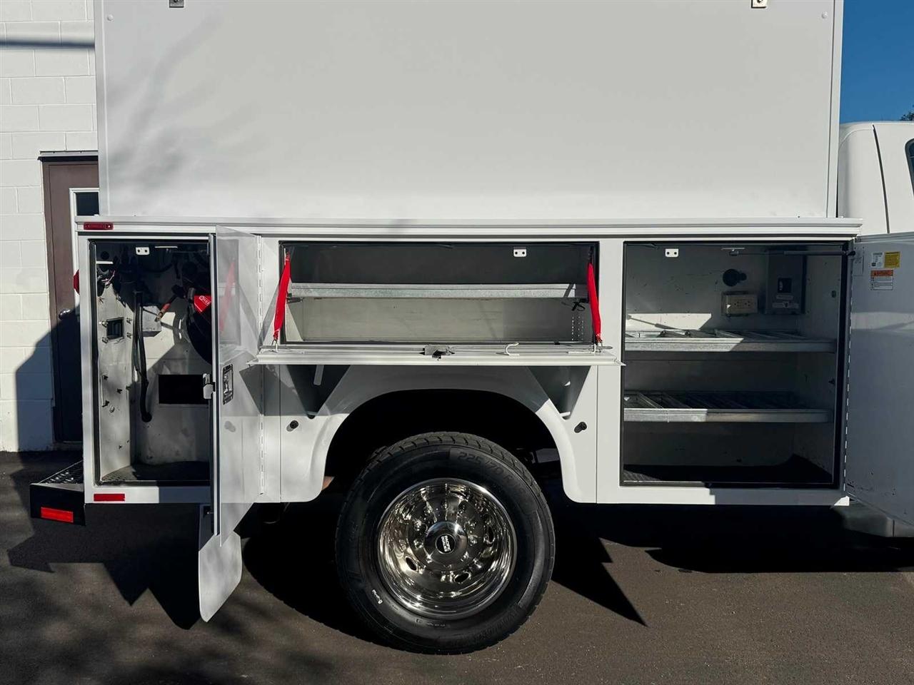 Ford Super Duty F-450 DRW 4WD Reg Cab 201" WB 120" CA XLT 2015