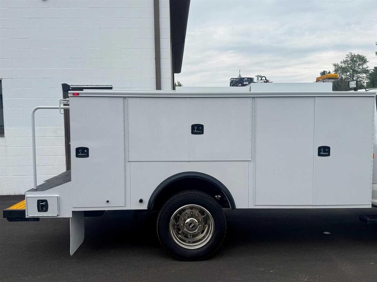 Ford Super Duty F-550 DRW XL 4WD Reg Cab 145" WB 60" CA 2019