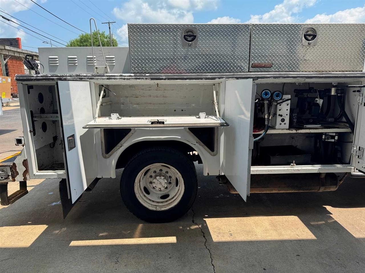 Ford Super Duty F-550 DRW XLT 4WD Reg Cab 145" WB 60" CA 2019