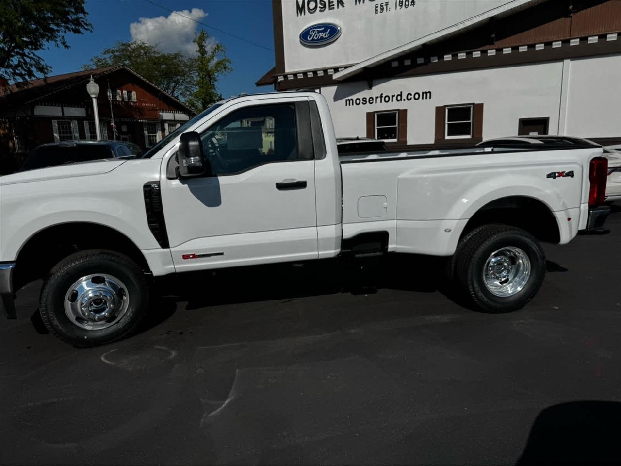 Ford Super Duty F-350 DRW XL 4WD Reg Cab 8' Box 2027
