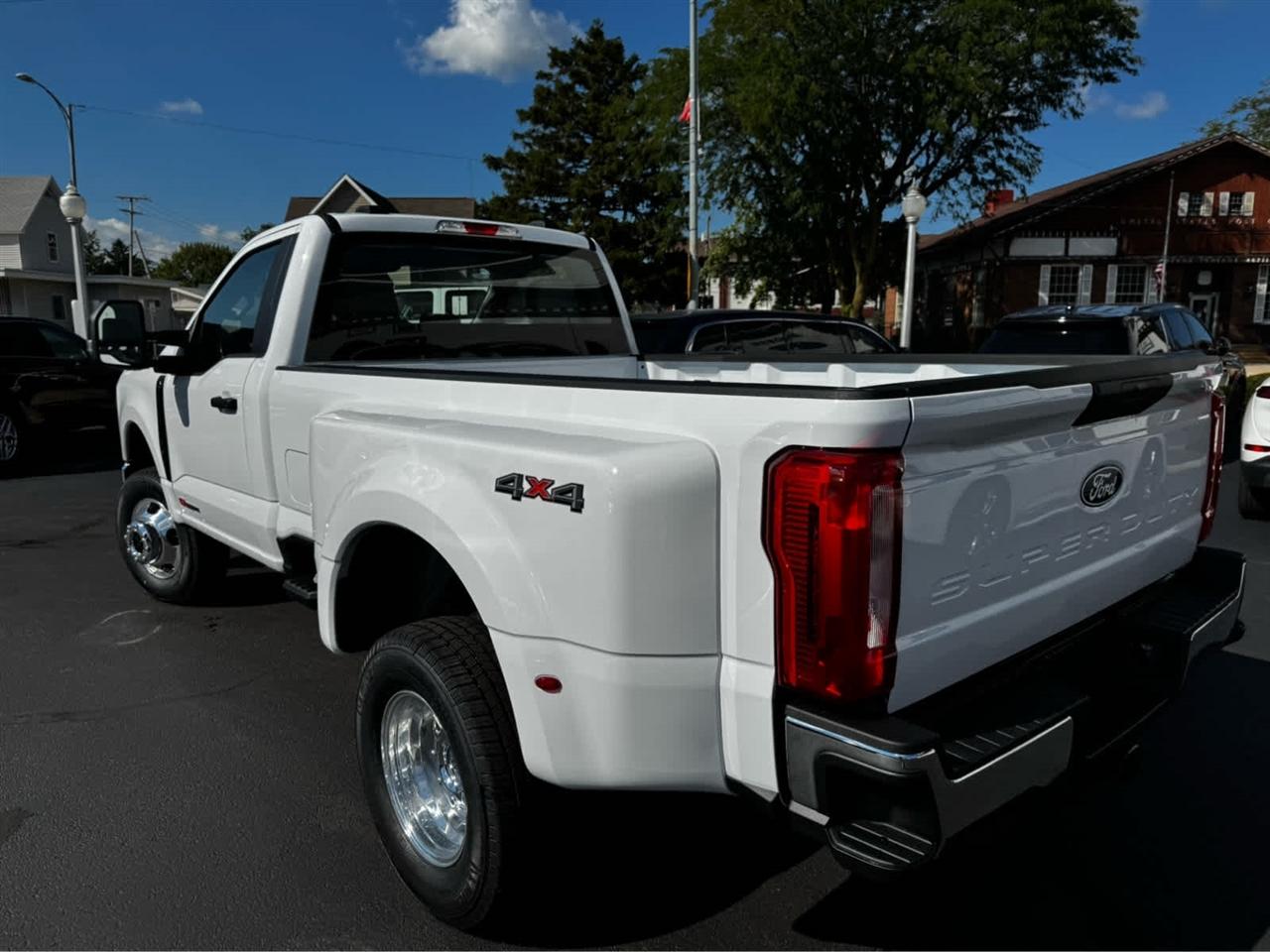 Ford Super Duty F-350 DRW XL 4WD Reg Cab 8' Box 2027