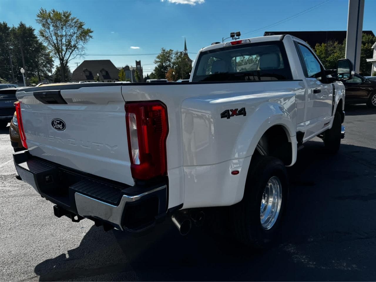 Ford Super Duty F-350 DRW XL 4WD Reg Cab 8' Box 2027