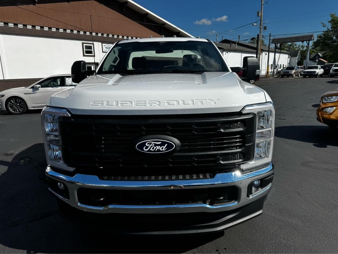 Ford Super Duty F-350 DRW XL 4WD Reg Cab 8' Box 2027