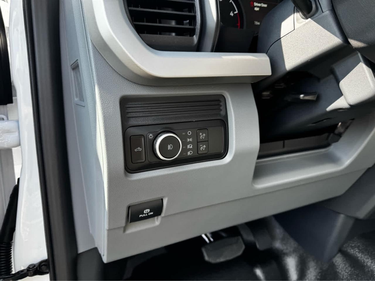 Ford Super Duty F-350 DRW XL 4WD Reg Cab 8' Box 2027