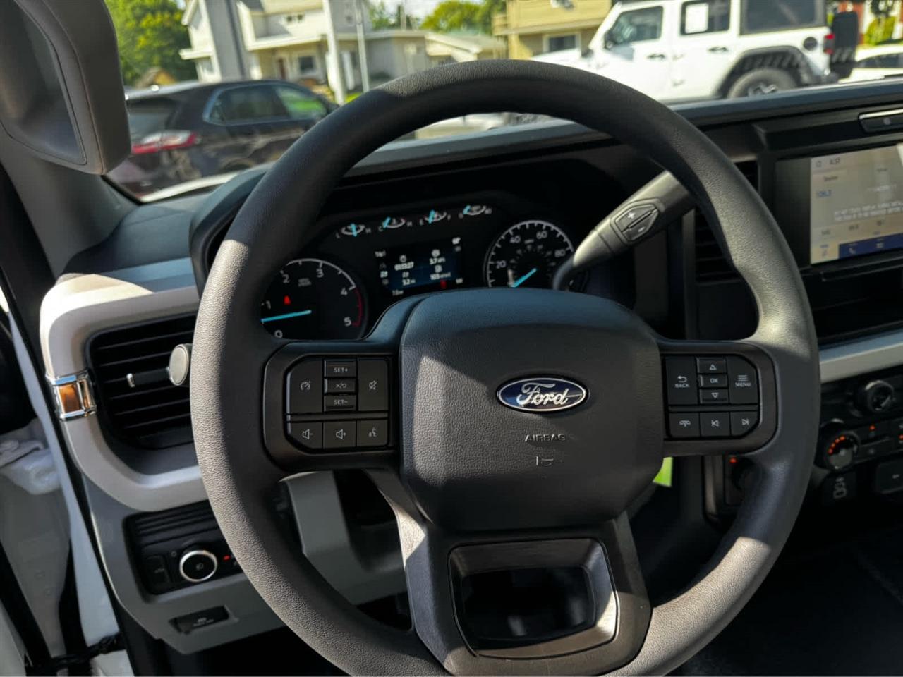 Ford Super Duty F-350 DRW XL 4WD Reg Cab 8' Box 2027