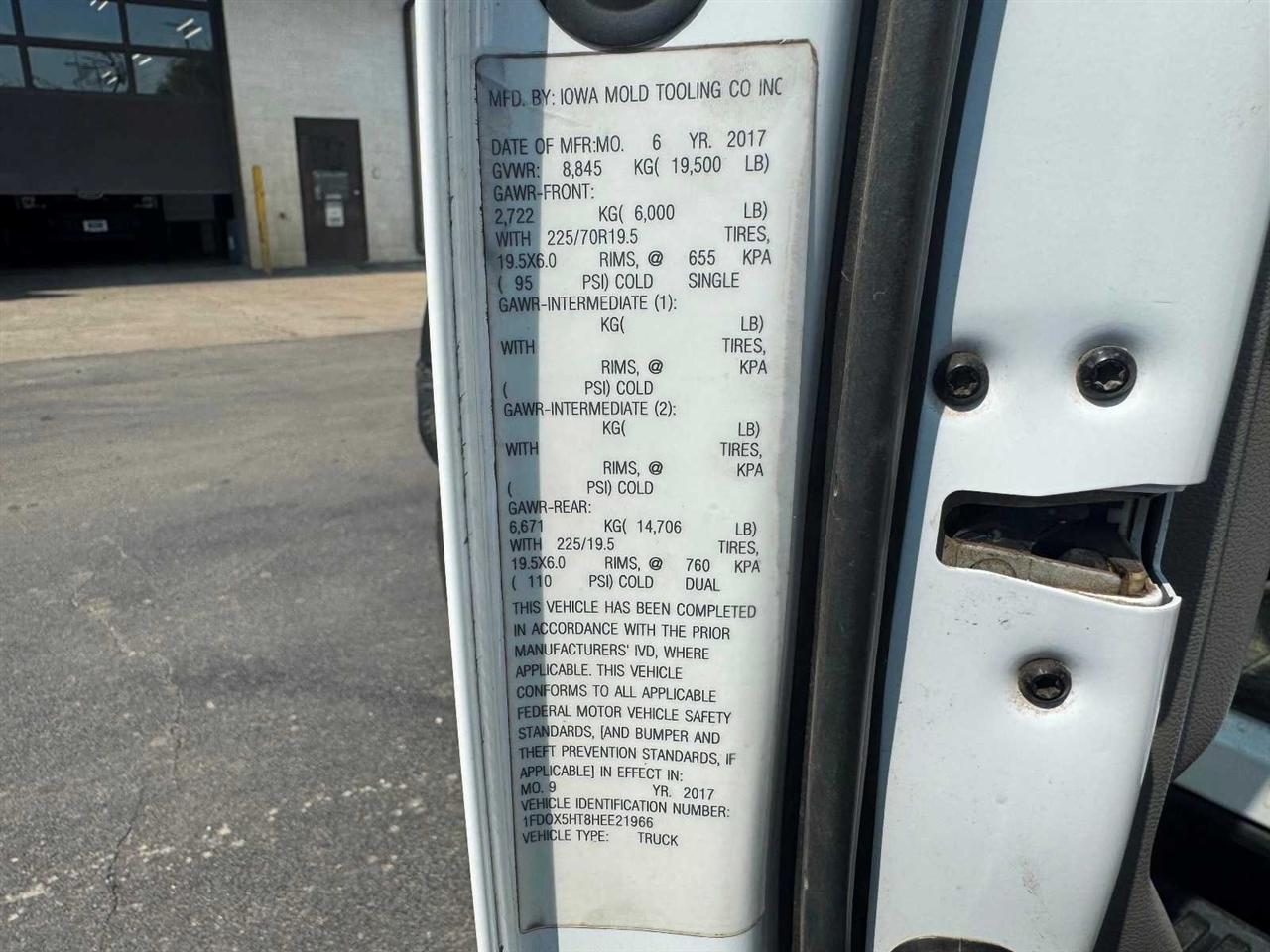 Ford Super Duty F-550 DRW XLT 4WD SuperCab 192" WB 84" CA 2017
