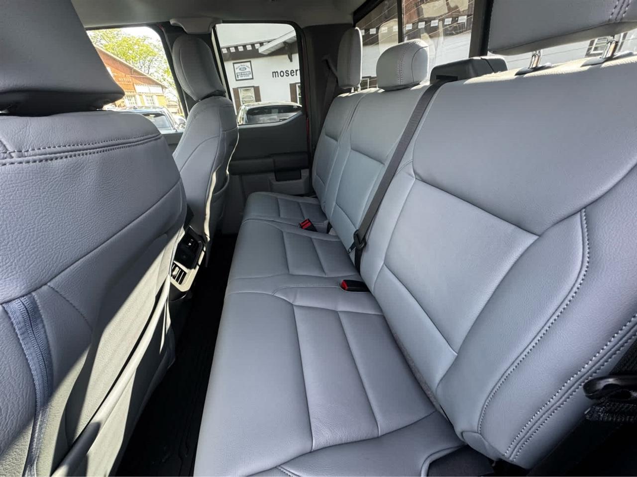 Ford Super Duty F-250 SRW XLT 4WD SuperCab 8' Box 2027