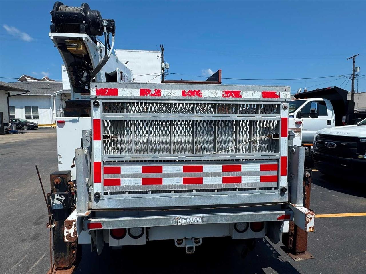 Ford Super Duty F-550 DRW 4WD Reg Cab 141" WB 60" CA XL 2016
