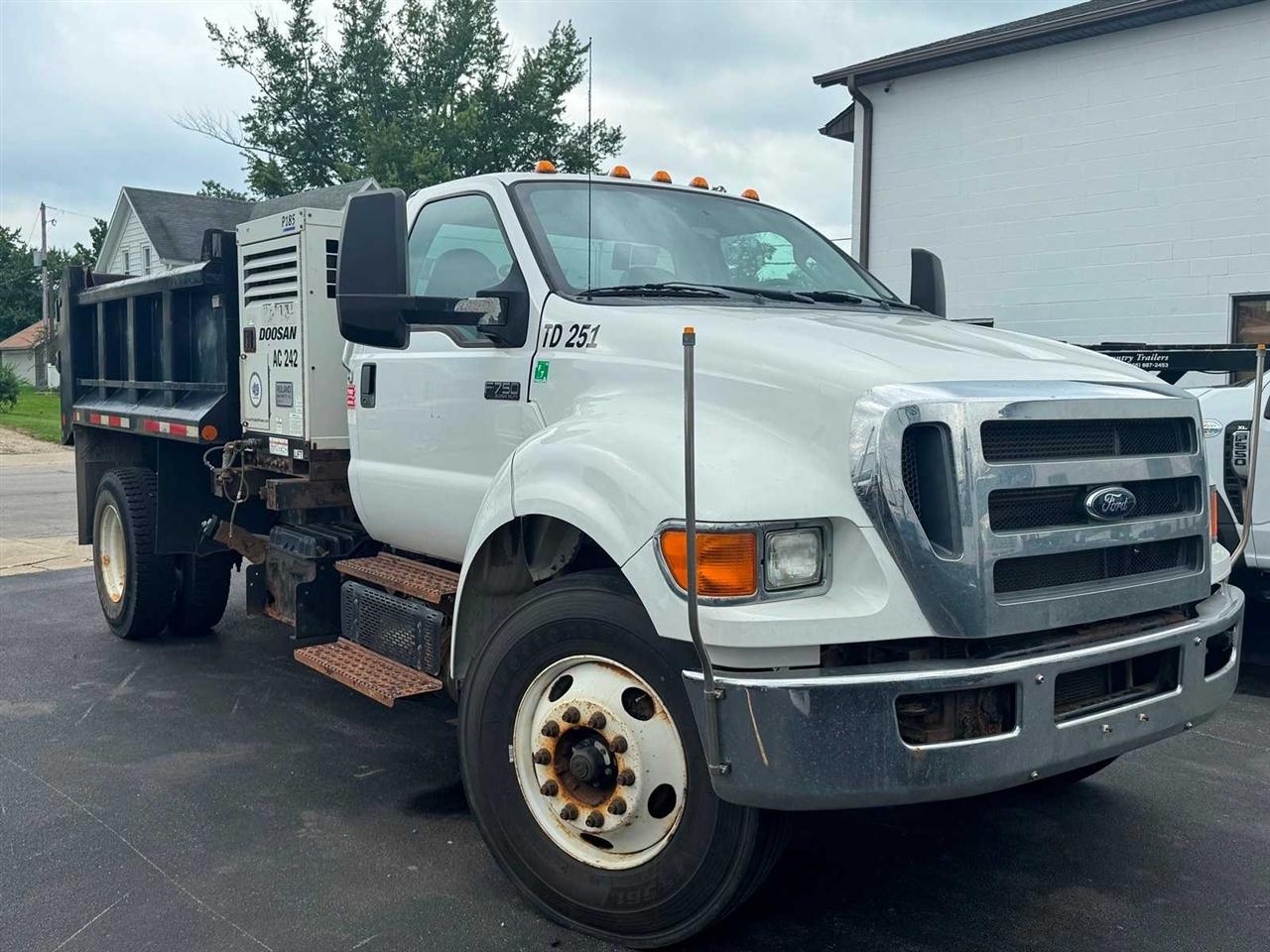 Ford Super Duty F-750 Straight Frame Reg Cab XL 2015