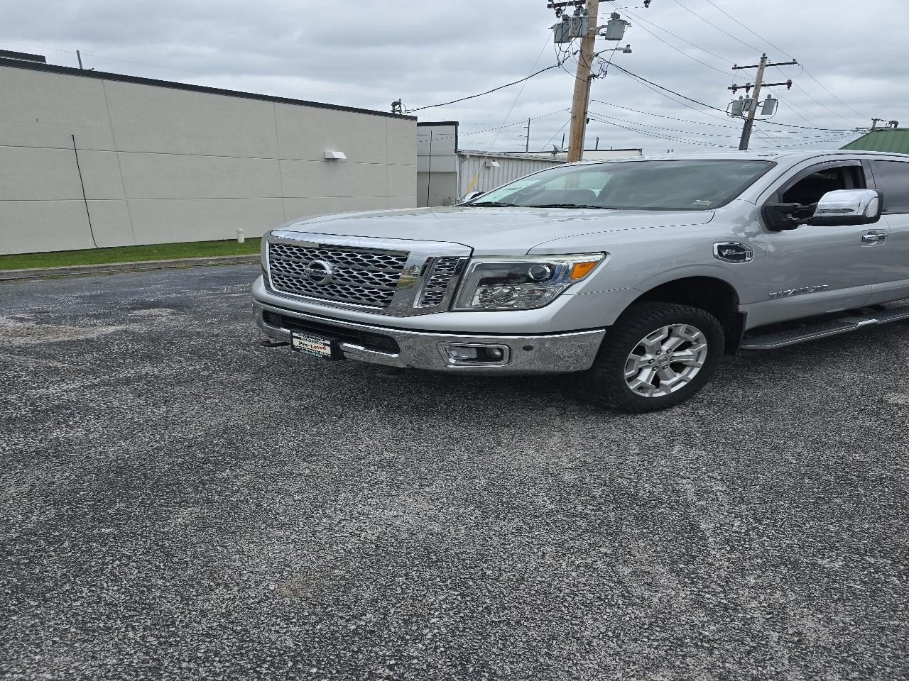 Nissan Titan XD 4x4 Gas Crew Cab Platinum Reserve 2017