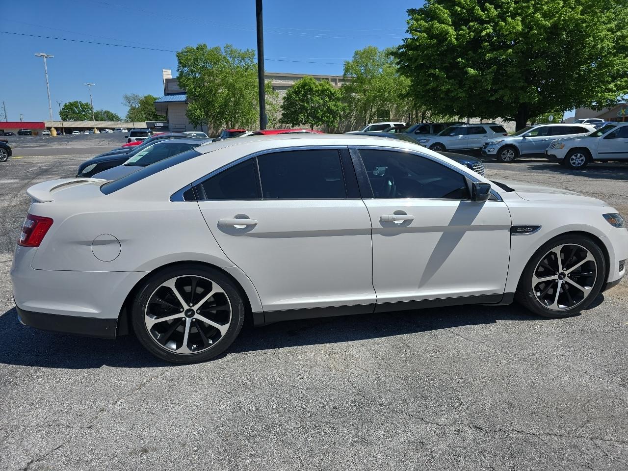 Ford Taurus 4dr Sdn SHO AWD 2015