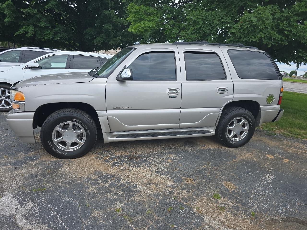 GMC Yukon Denali 4dr AWD 2005