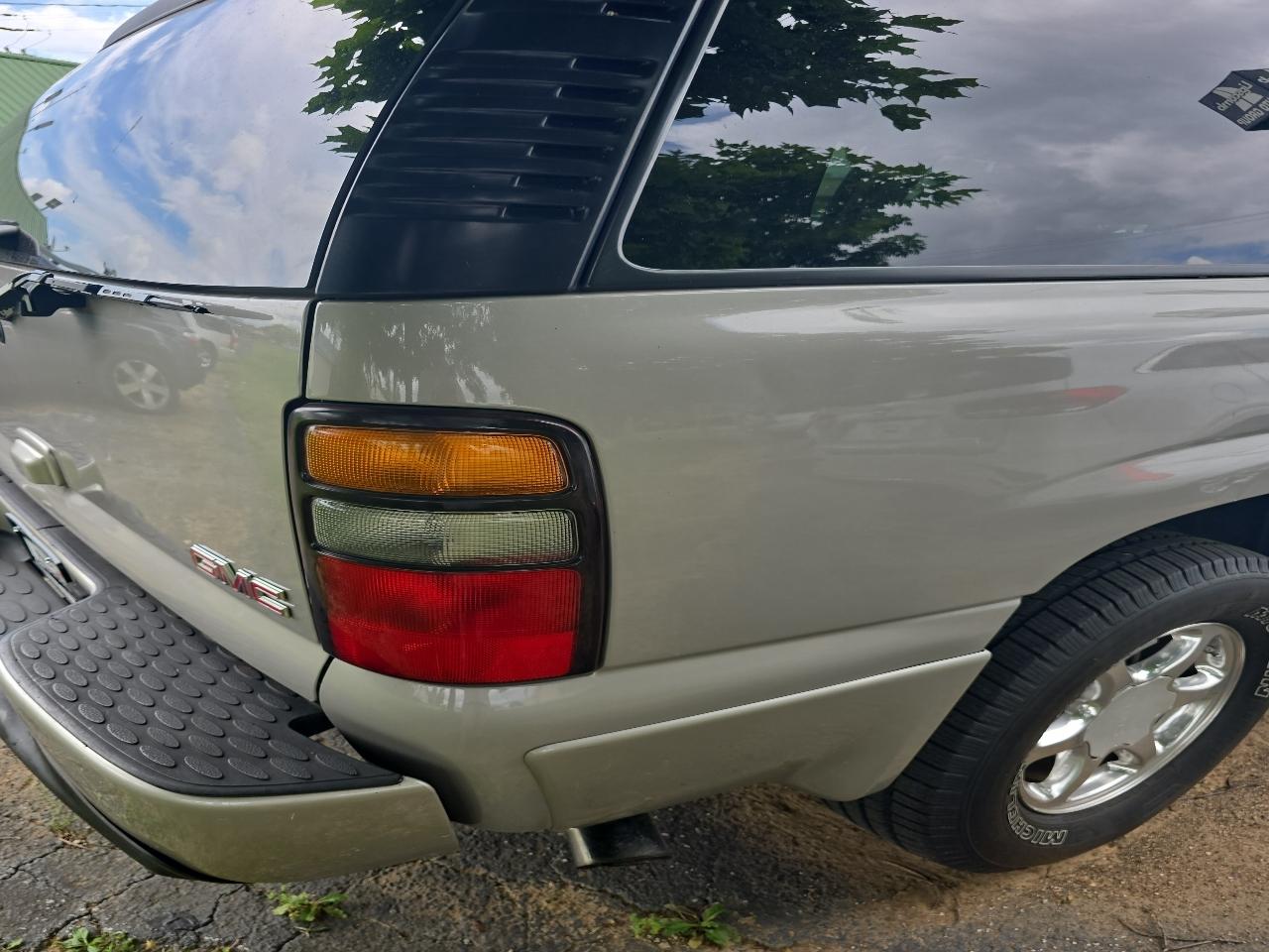 GMC Yukon Denali 4dr AWD 2005