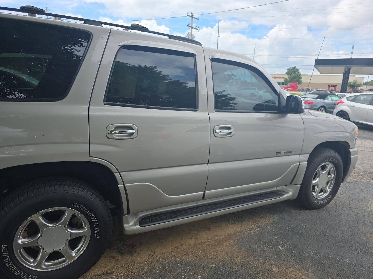 GMC Yukon Denali 4dr AWD 2005
