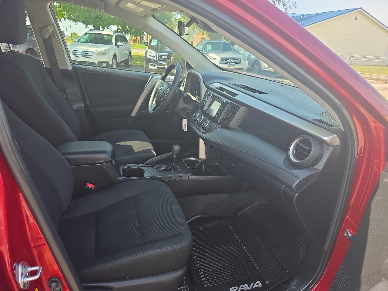 Toyota RAV4 LE AWD (Natl) 2018