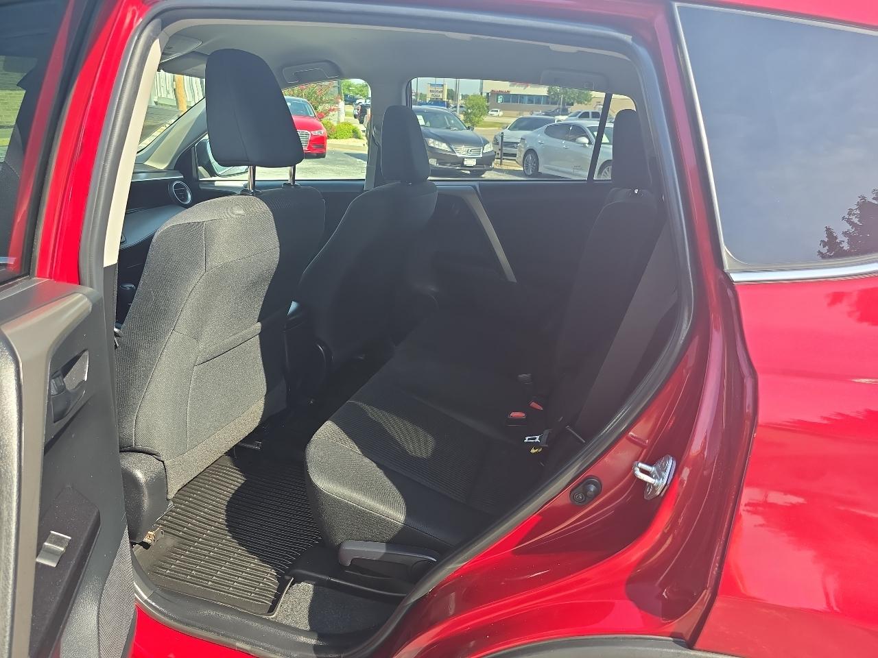 Toyota RAV4 LE AWD (Natl) 2018