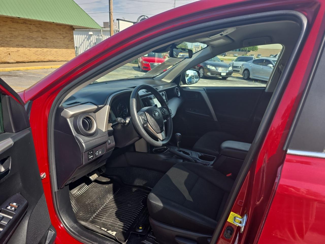 Toyota RAV4 LE AWD (Natl) 2018