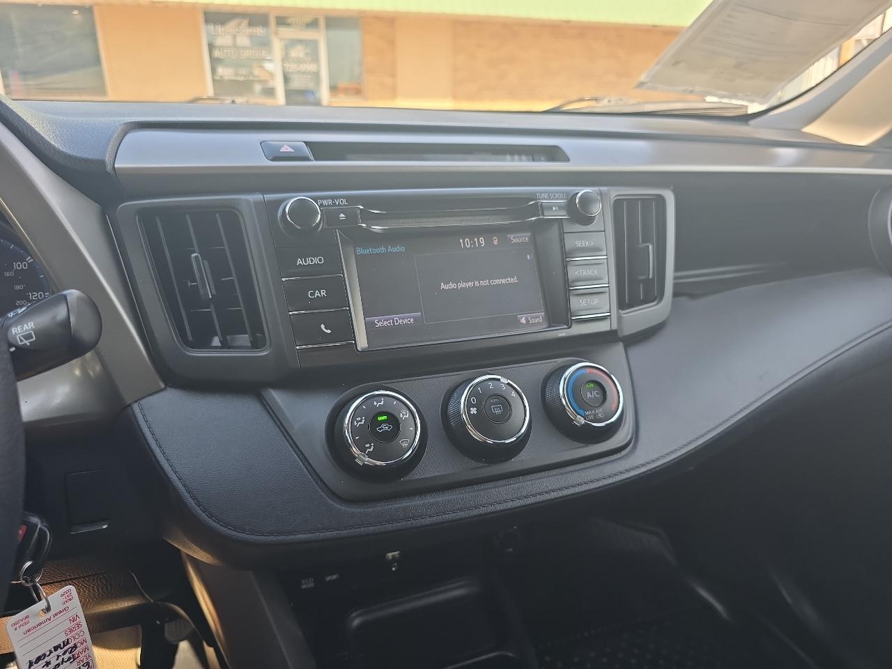 Toyota RAV4 LE AWD (Natl) 2018