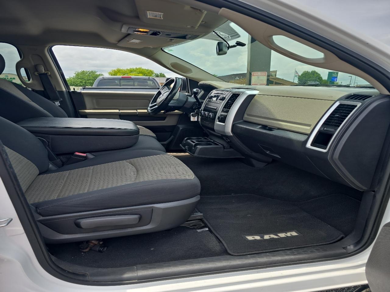 RAM 1500 4WD Quad Cab 140.5" Big Horn 2011
