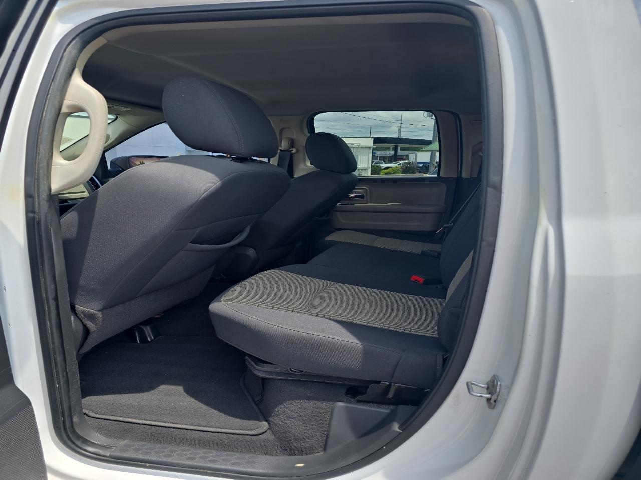 RAM 1500 4WD Quad Cab 140.5" Big Horn 2011