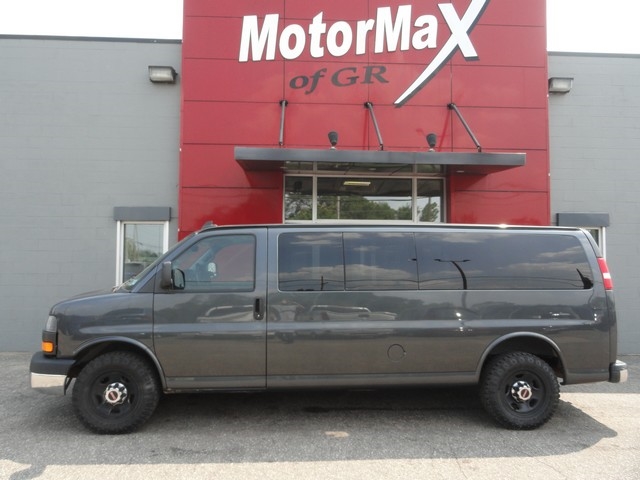 GMC Savana Passenger RWD 3500 155" LT w/1LT 2016