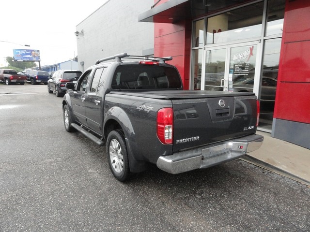 2012 Nissan Frontier Crew Cab SL photo 2