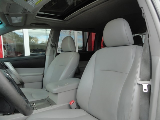 Toyota Highlander 4WD 4dr V6 Base (Natl) 2011