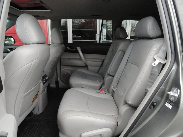 Toyota Highlander 4WD 4dr V6 Base (Natl) 2011