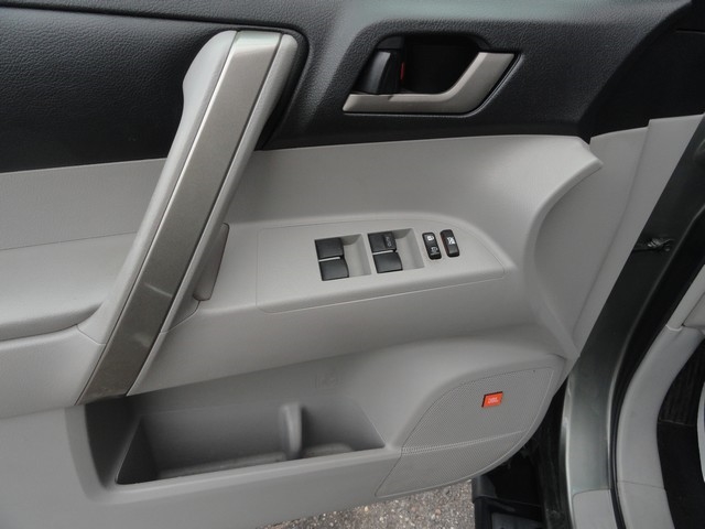 Toyota Highlander 4WD 4dr V6 Base (Natl) 2011