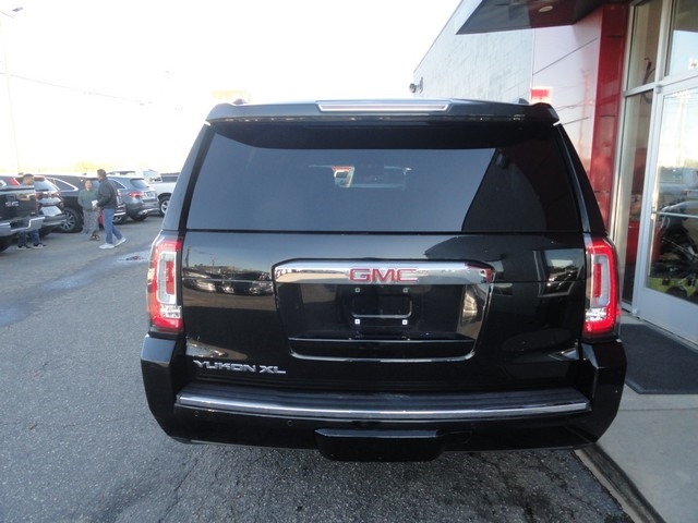 GMC Yukon XL 4WD 4dr Denali 2017