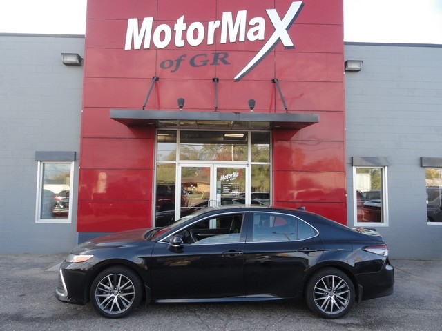 Toyota Camry Hybrid XLE CVT (Natl) 2022