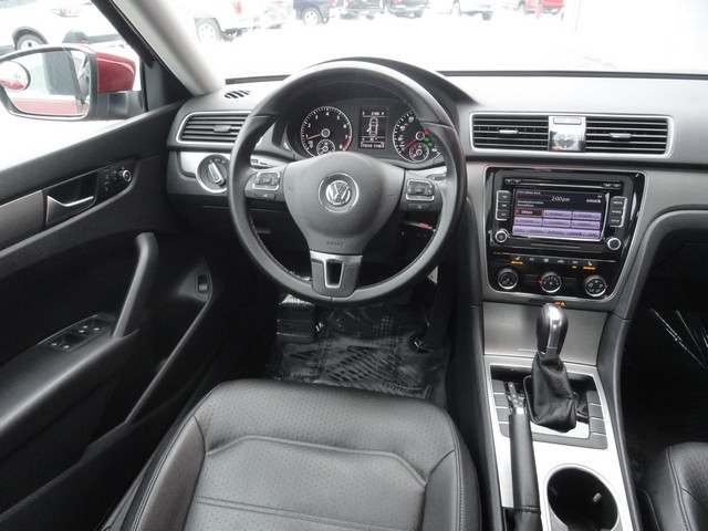 Volkswagen Passat 4dr Sdn 1.8T Auto Sport PZEV 2015