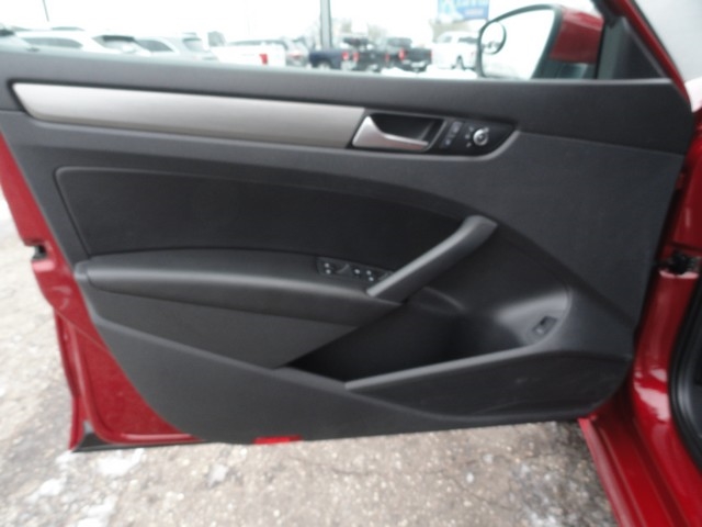 Volkswagen Passat 4dr Sdn 1.8T Auto Sport PZEV 2015