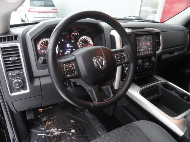 RAM 1500 4WD Crew Cab 140.5" Outdoorsman 2016