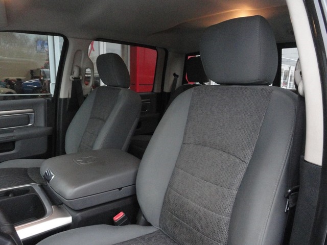 RAM 1500 4WD Crew Cab 140.5" Outdoorsman 2016