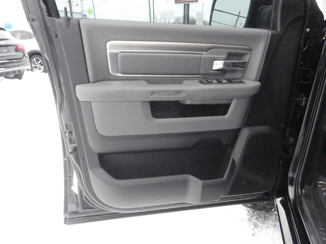 RAM 1500 4WD Crew Cab 140.5" Outdoorsman 2016