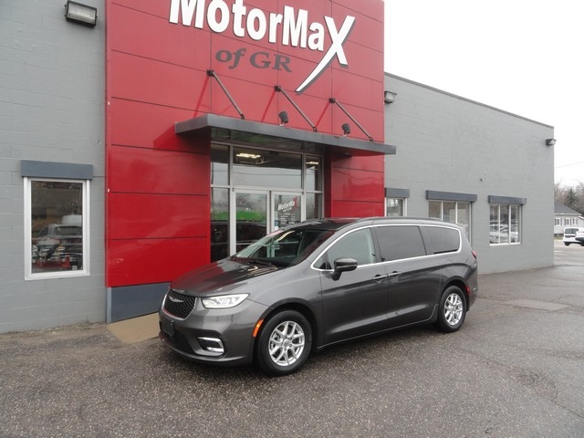 2022 Chrysler Pacifica Touring L's photo