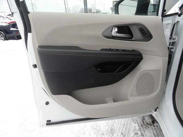 Chrysler Pacifica Hybrid Touring L FWD 2023