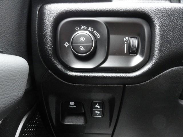 RAM 1500 Big Horn 4x4 Crew Cab 5'7" Box 2022