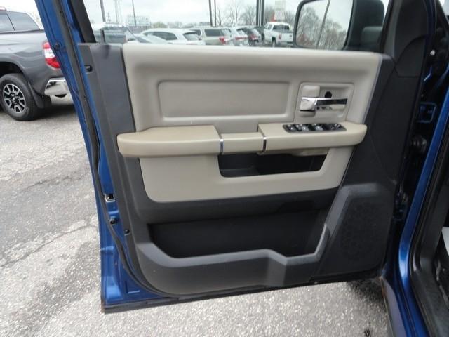 RAM 1500 4WD Crew Cab 140.5" Outdoorsman 2011