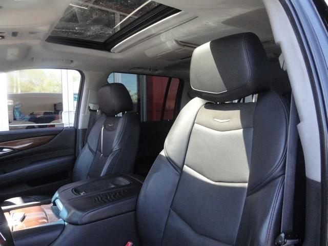 Cadillac Escalade ESV 4WD 4dr Luxury 2017