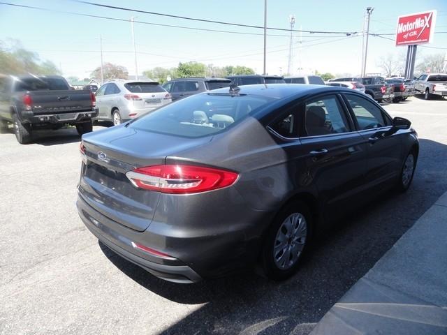 Ford Fusion S FWD 2020