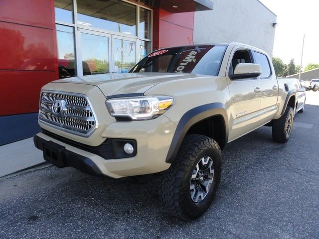 Toyota Tacoma photo 2