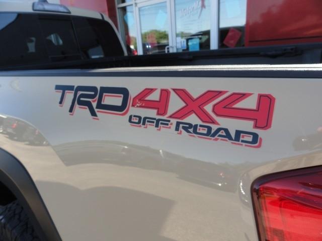 Toyota Tacoma photo 3