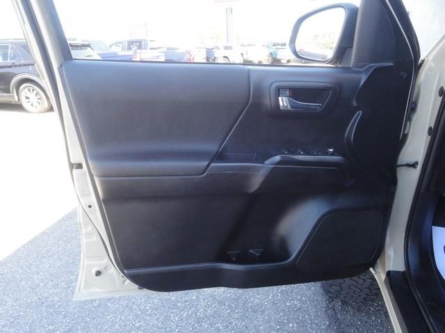 Toyota Tacoma photo 16