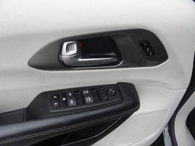 Chrysler Pacifica Touring L FWD 2023