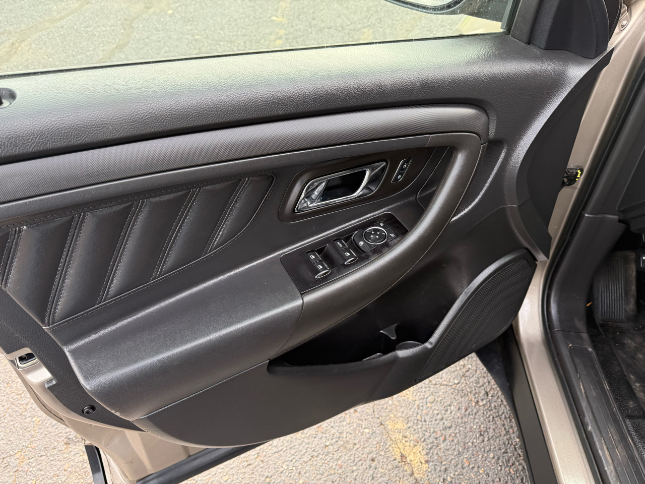 2018 Ford Taurus photo 3