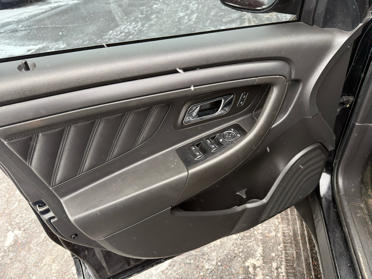 2017 Ford Taurus photo 3