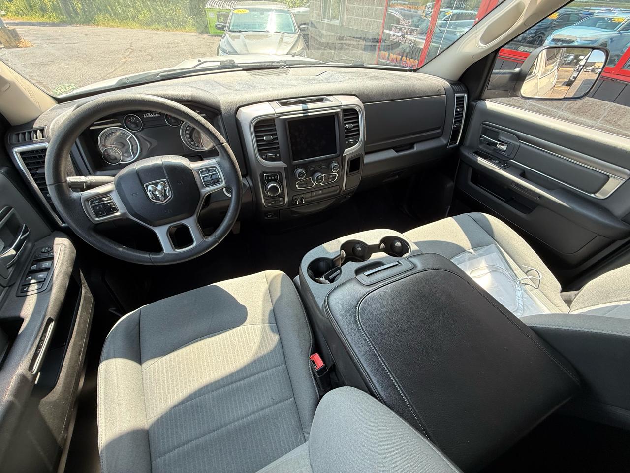 RAM 1500 SLT Quad Cab 4WD 2022