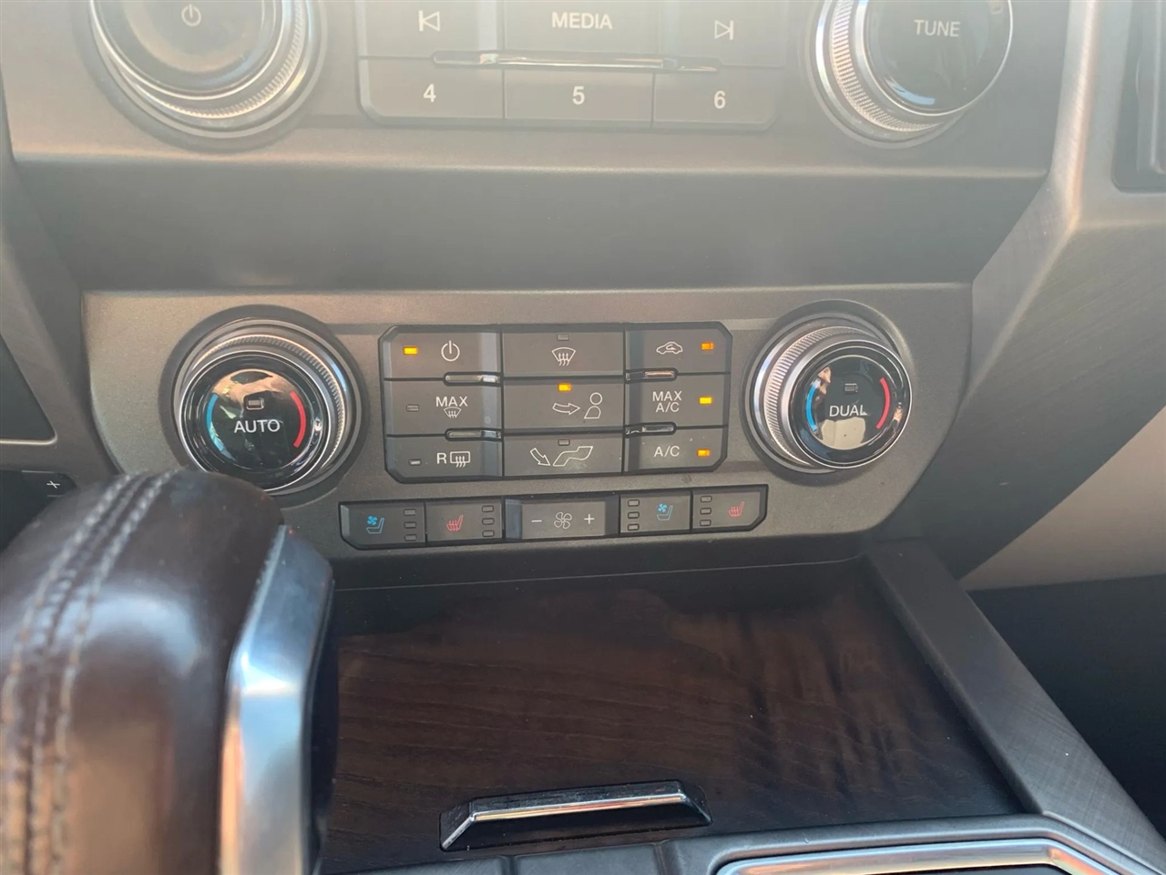 Ford F-150 Limited 4WD SuperCrew 5.5' Box 2020 Ford F-150 Limited 4WD SuperCrew 5.5' Box 2020